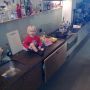 Mika helpt koken